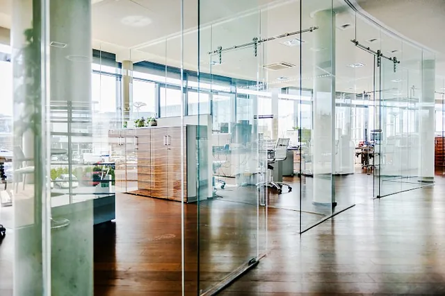 Custom glass partitions for functional and elegant designs in Jacksonville, FL